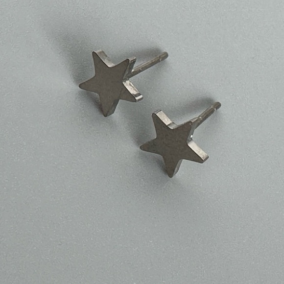 Titanium Star Ear Studs Hypoallergenic 7mm Earrings - Picture 4 of 10